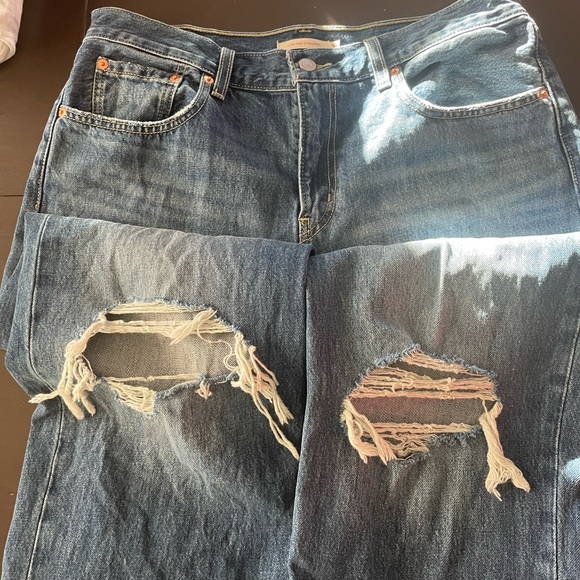 Women’s Levi jeans - Picture 2 of 2